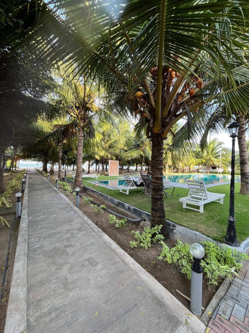 Nn Beach Resort & Spa Нилавели Екстериор снимка