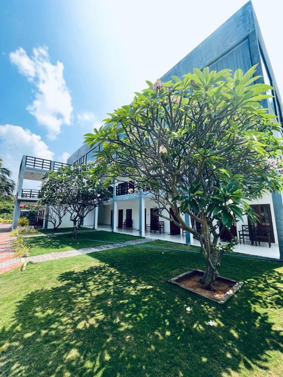 Nn Beach Resort & Spa Нилавели Екстериор снимка